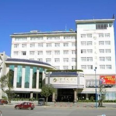 ゴールデン スプリング ホテル 麗江市 エクステリア 写真